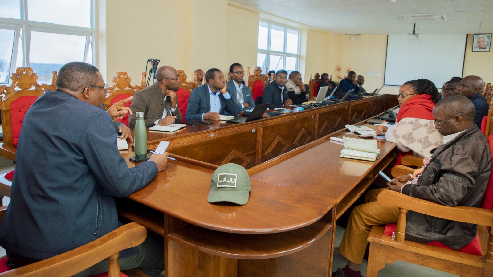 HUDUMA YA MAJI ISIKWAME: KATIBU TAWALA WILAYA YA ARUSHA AWAKUTANISHA AUWSA, TARURA NA MKANDARASI